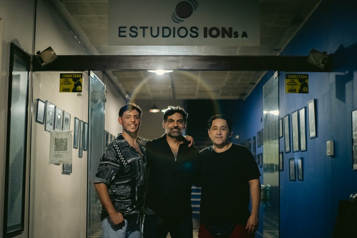 Integrantes de 620 Trío en Estudios ION